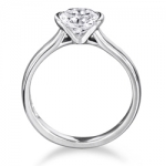 El anillo de compromiso con diamantes