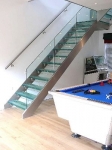 El uso de escaleras de cristal en la decoración de interiores